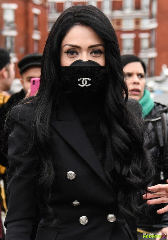 Красивые и модные маски на лицо